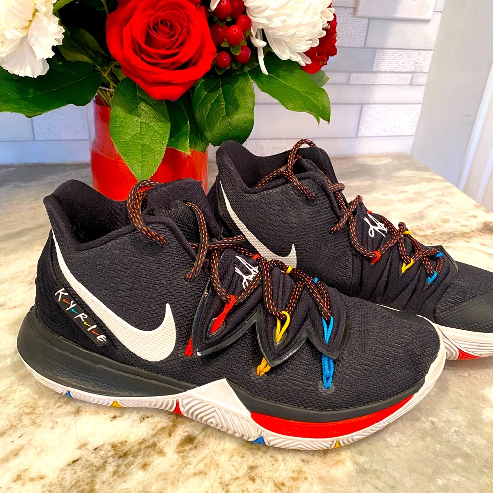 KYRIE Friends Nike